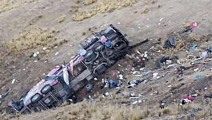 Peru'da uçuruma yuvarlanan otobüste 21 kişi öldü