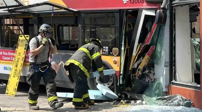 ABD'de yolcu otobüsü devrildi: 7 ölü, 37 yaralı