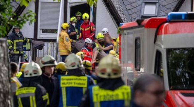 Almanya'da tarihi otel çöktü: 2 ölü