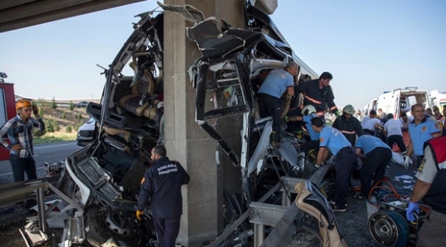 Ankara'da otobüs köprü ayağına çarptı: 11 ölü