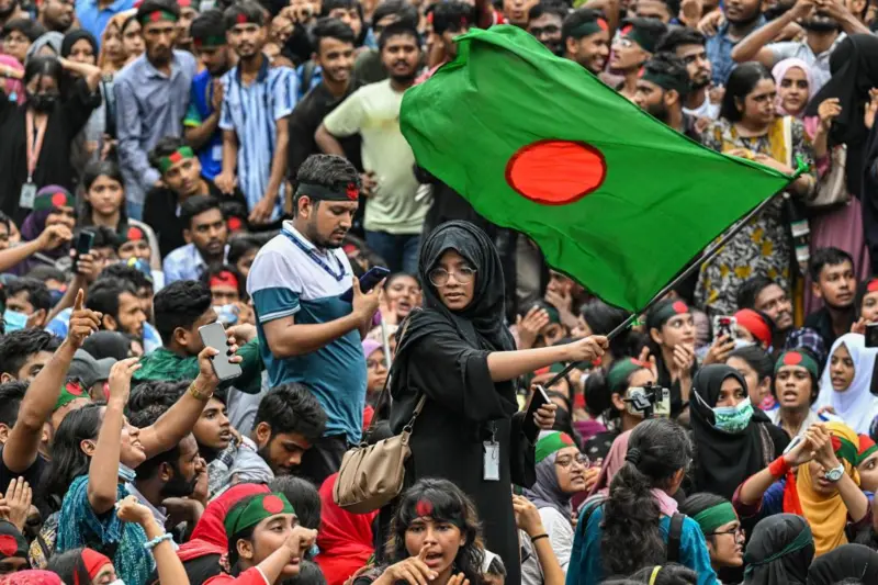 Bangladeş'te kayırmacılık isyanı: Başbakan topukladı!