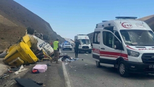 Erzincan'da TIR ile taksi çarpıştı: 4 can kaybı