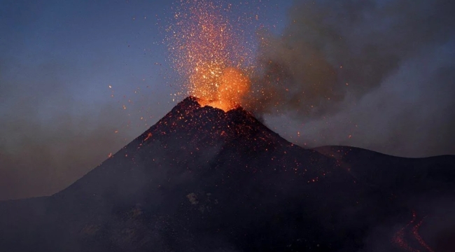 İtalya'da Etna Yanardağı tekrar faaliyete geçti