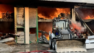 Adana'nın Yüreğir ilçesinde depo yangını