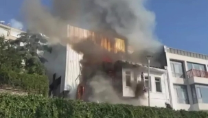 Beyoğlu'nda 2 katlı ahşap binada yangın