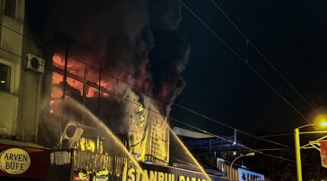 Bursa'da 2 katlı hediyelik eşya dükkanında yangın