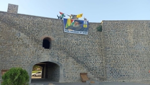 Diyarbakır Surları'na Nasrallah posteri asıldı