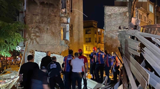 Fatih'te 3 katlı metruk bina çöktü
