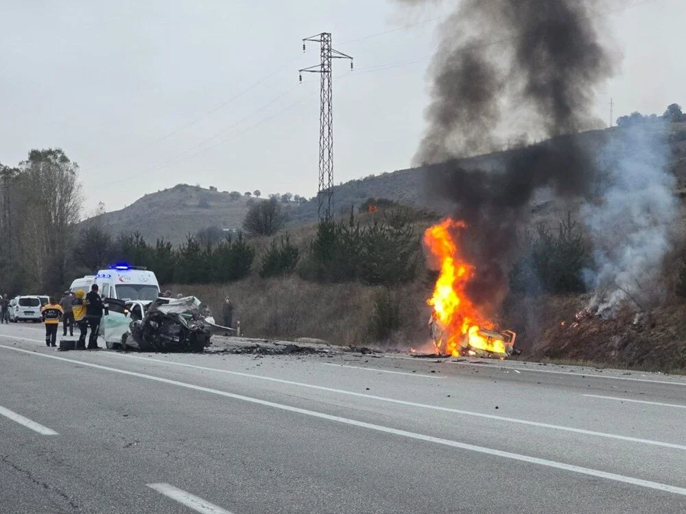Erzincan'da 2 araç çarpıştı: 5 kişi hayatını kaybetti