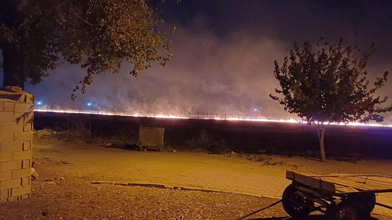 Kilis'te Suriye sınırına düşen roket yangın çıkardı