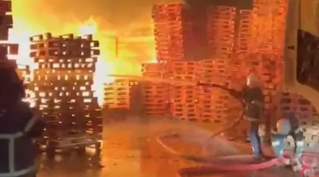 Adana'da palet imalathanesinde yangın