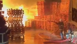 Adana'da palet imalathanesinde yangın