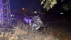 Amasya'da alkollü sürücü ağaca çarptı: 2 ölü