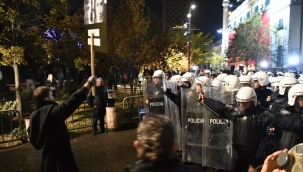 Arnavutluk'ta "yolsuzluk" protestosu
