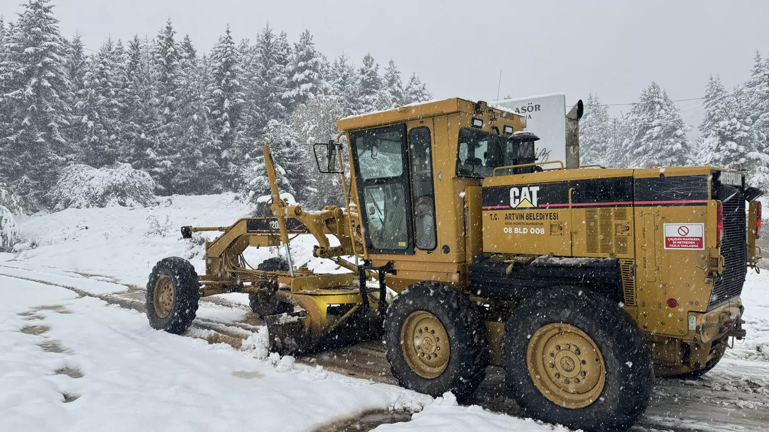 Artvin'de kar yağışı 7 köy yolunu kapattı