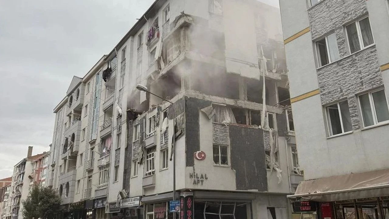 Çorumda 5 katlı binada doğalgaz patlaması: 1 ölü