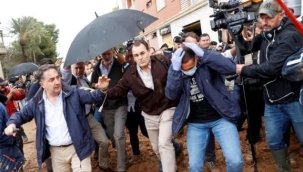 İspanya'da afetzedeler, krala çamur fırlattı