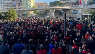 İzmir'de temizlik işçilerinden "düşük maaş" grevi
