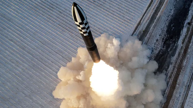 Kuzey Kore'den yeni füze denemesi: Hwasong-19