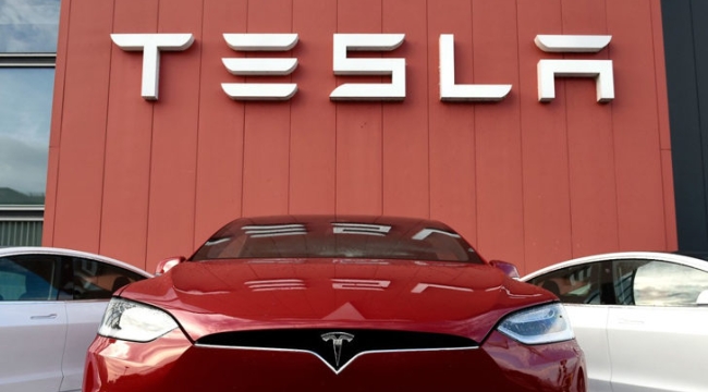 Tesla'nın piyasa değeri 1 trilyon $'a ulaştı