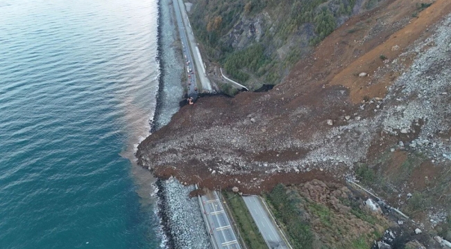 Artvin'de heyelan: Karadeniz Sahil Yolu kapandı