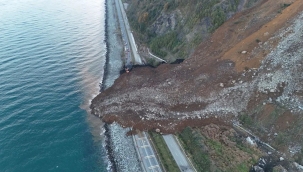 Artvin'de heyelan: Karadeniz Sahil Yolu kapandı