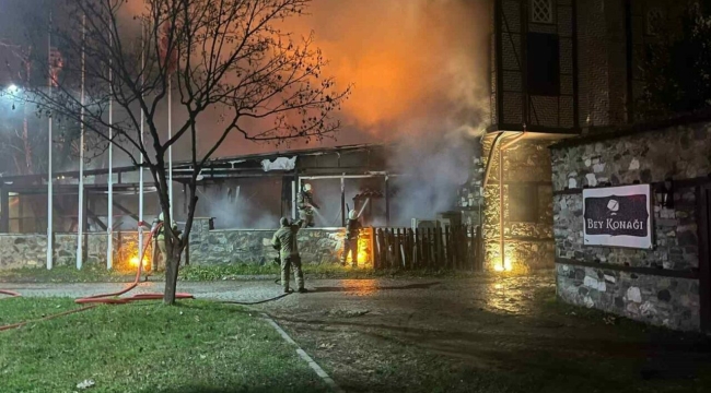 Bursa'da 2 katlı otelin çatısında yangın