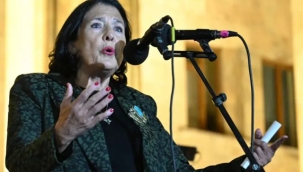 Gürcistan eski Cumhurbaşkanı görevini bırakmıyor