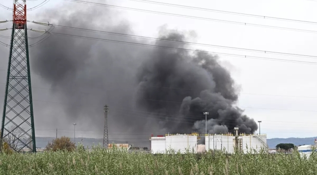 İtalya'da petrol rafinerisi patladı: 2 ölü, 8 yaralı