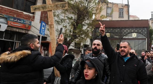 Suriye'de Noel ağacının yakılmasına protesto