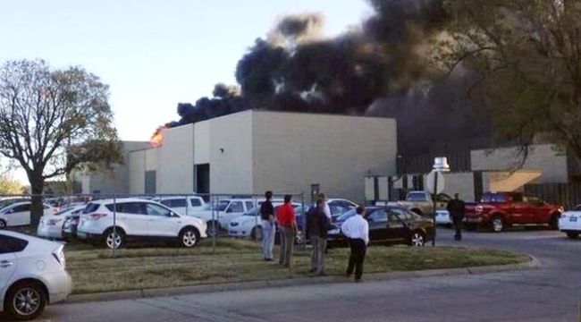 Kaliforniya'da uçak binaya çarptı: 2 ölü