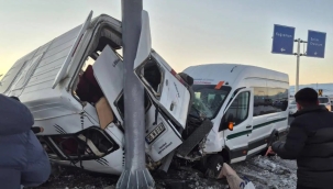 Kars'ta trafik kazası: 1'i ağır 27 kişi yaralandı