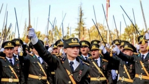 Kılıçlarını çeken 5 teğmene TSK'dan ihraç