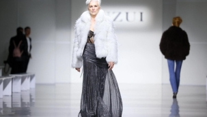 Elon'un annesi Maye Musk 76 yaşında podyumda