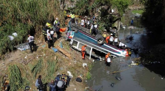 Guatemala'da yolcu otobüsü köprüden düştü: 51 ölü