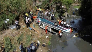 Guatemala'da yolcu otobüsü köprüden düştü: 51 ölü