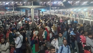 Hindistan'da tren istasyonunda izdiham: 18 ölü