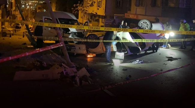 İzmir'de minibüsle otomobil çarpıştı: 2 ölü, 2 yaralı