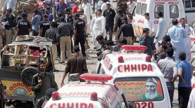 Pakistan'da bombalı saldırı: 11 ölü