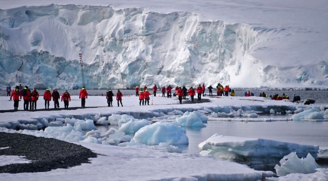 2024'te Antarktika'yı 125 bin kişi ziyaret etti