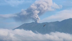 Endonezya'da Lewotobi Laki-Laki Yanardağı patladı