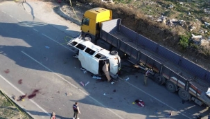 Hatay'da servis minibüsü TIR'a çarptı: 6 can kaybı