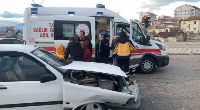 Karaman'da otomobil ambulansa çarptı: 3 yaralı