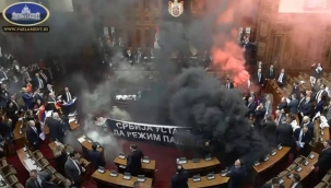 Sırbistan Meclisi'nde sis bombalı kavga