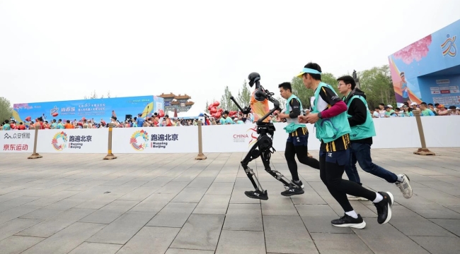 Çin, robotları insanlı maratona sürdü