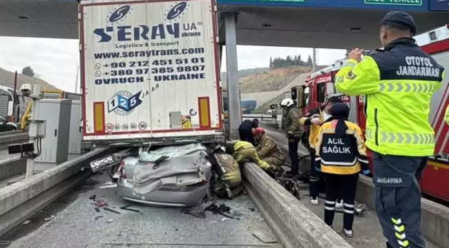 Pendik'te otomobil TIR'ın altına girdi: 4 ölü