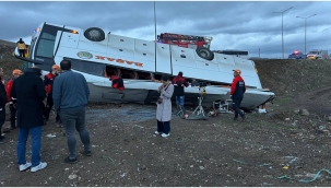 Sivas'ta yolcu otobüsü devrildi: 2 kişi öldü