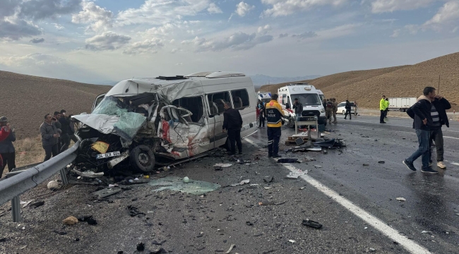 Van'da minibüs ile kamyonet çarpıştı: 7 can kaybı