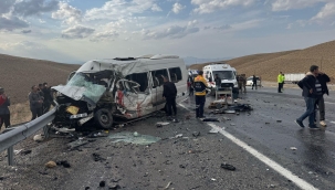 Van'da minibüs ile kamyonet çarpıştı: 7 can kaybı