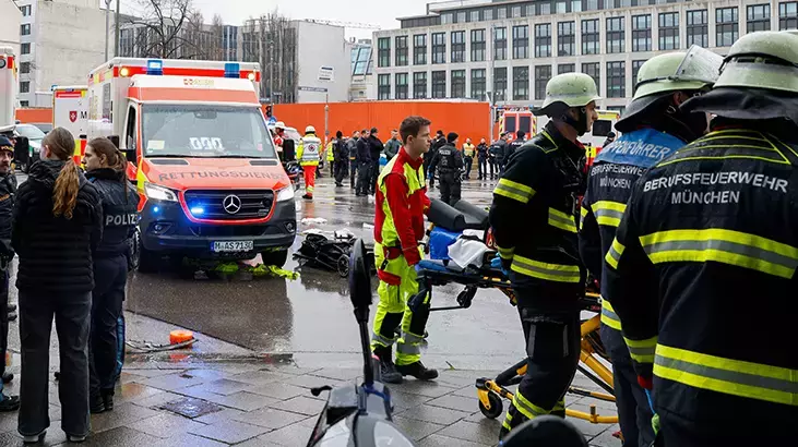 Almanya'da bir araç kalabalığa daldı: 8 yaralı